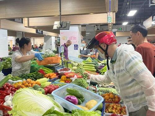 吴川中心市场吃瓜,瓜果飘香，品味夏日风情