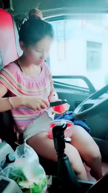 大货车司机吃瓜视频,揭秘货车生活趣味瞬间