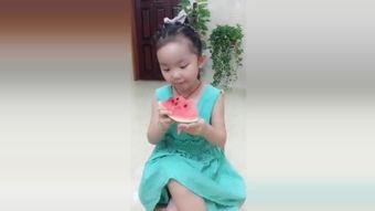 跳舞的女孩吃瓜,青春活力共绽放