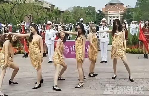 跳舞的女孩吃瓜,青春活力共绽放