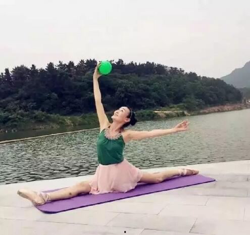 跳舞的女孩吃瓜,青春活力共绽放