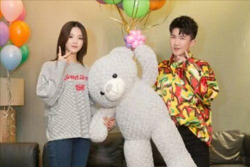 娱乐背景吃瓜图,从吃瓜图看明星幕后故事